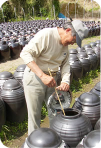 壷を点検する黒酢杜氏赤池力