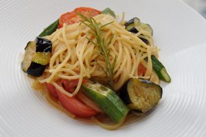 夏野菜の黒酢ペペロンチーノ