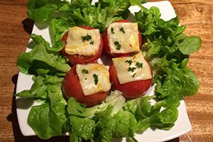 焼きトマトチーズ・フルーツ黒酢添え