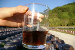 当醸造所の黒酢は三年熟成が基本。 一年ものより色も濃く味も芳醇