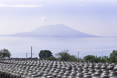 前面は錦江湾、後背はシラス台地に囲まれた福山町